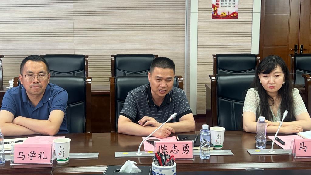 调研组在行政楼三楼会议室召开座谈会