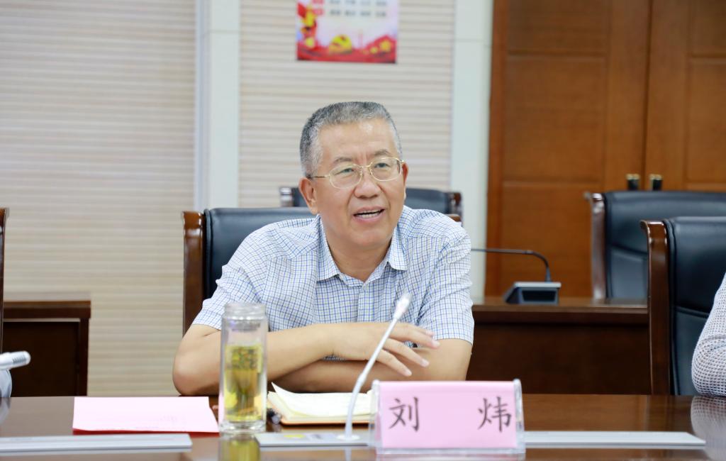 参观校史馆